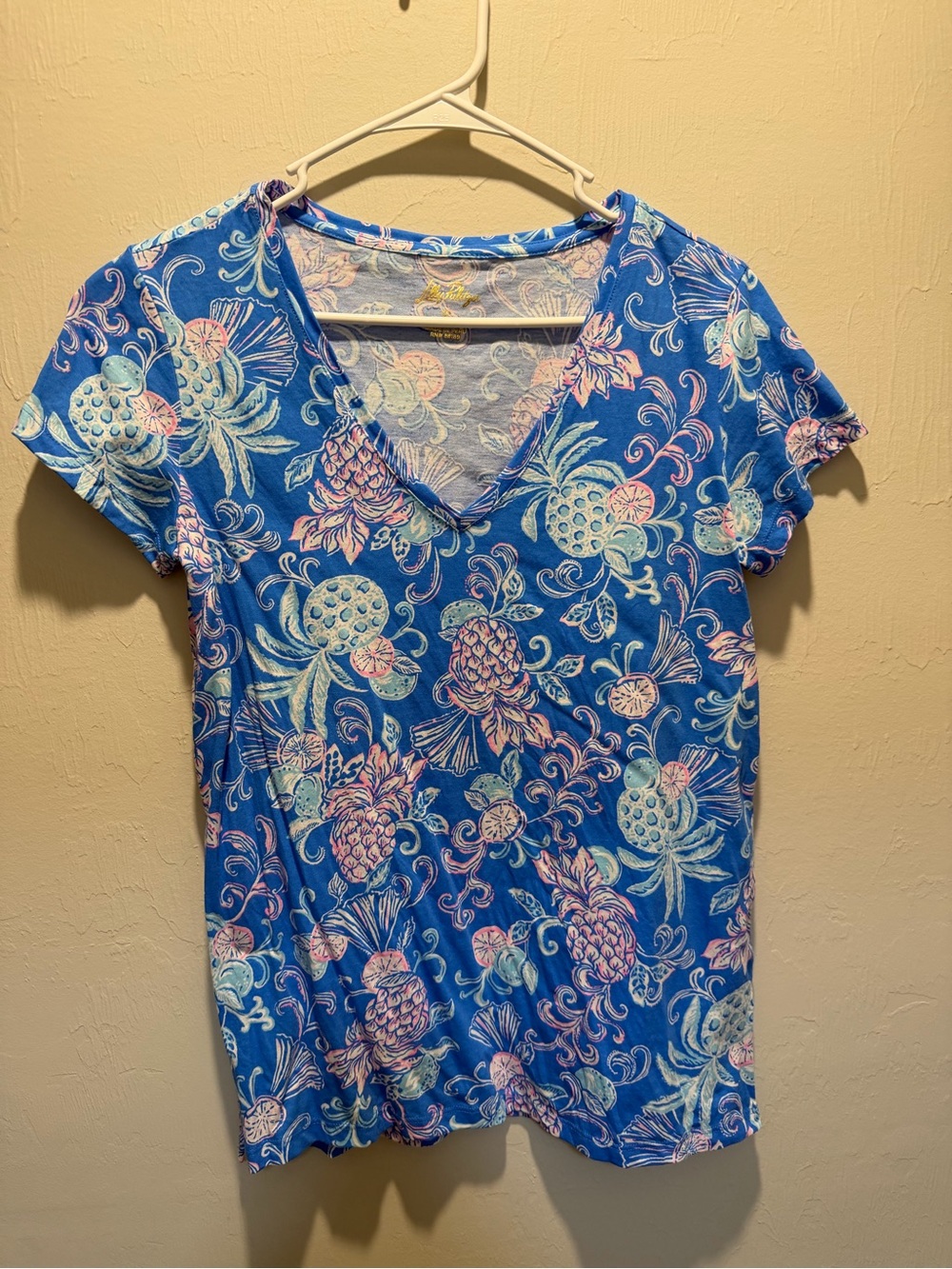 🍍💙EUC Lilly Pulitzer Royal Blue Tropical V-Neck Tee with Pink & blue Print💙🍍
